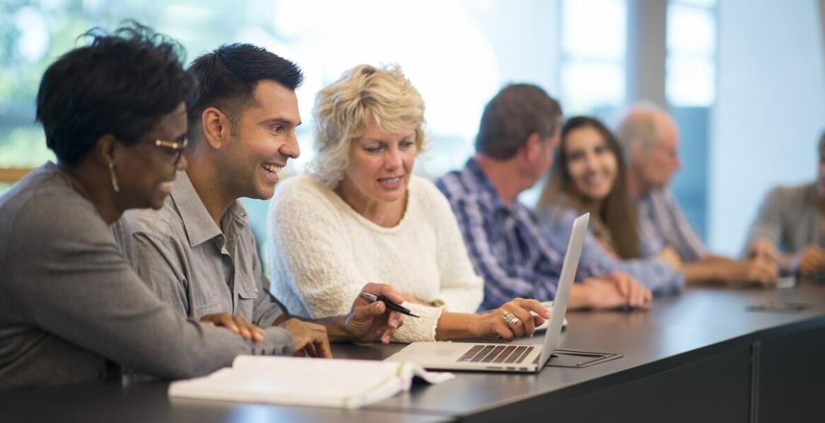 Jak rekrutacja na podyplomowe studia bez egzaminów ułatwia zdobycie nowych kwalifikacji?
