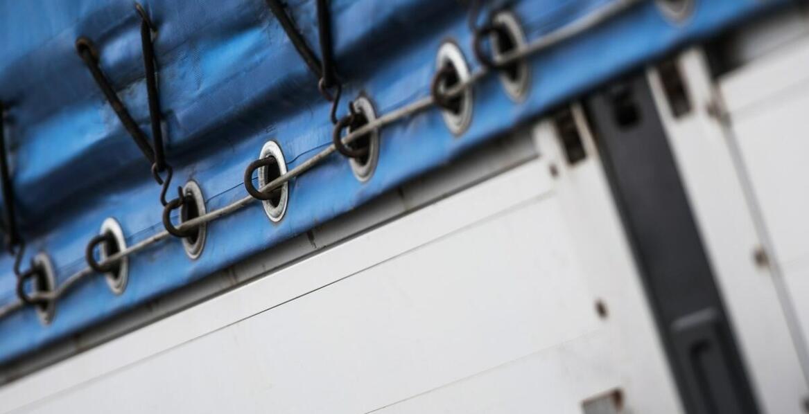 Rola zaciskowych opasek w zabezpieczaniu ładunków podczas transportu