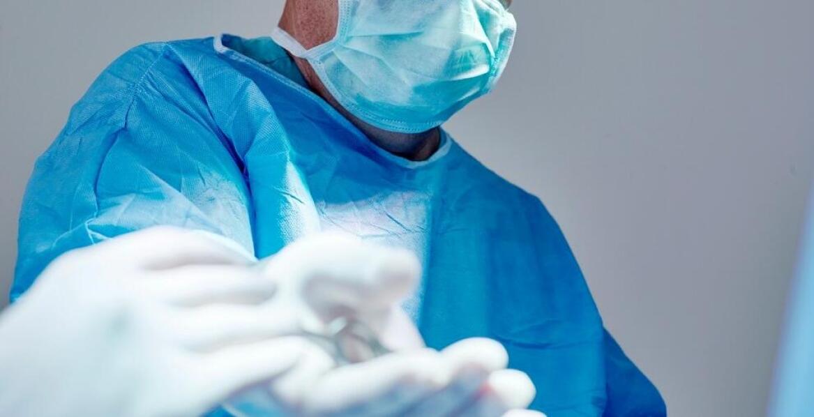 Przewodnik po wyborze najlepszej jednorazowej odzieży operacyjnej dla Twojej placówki