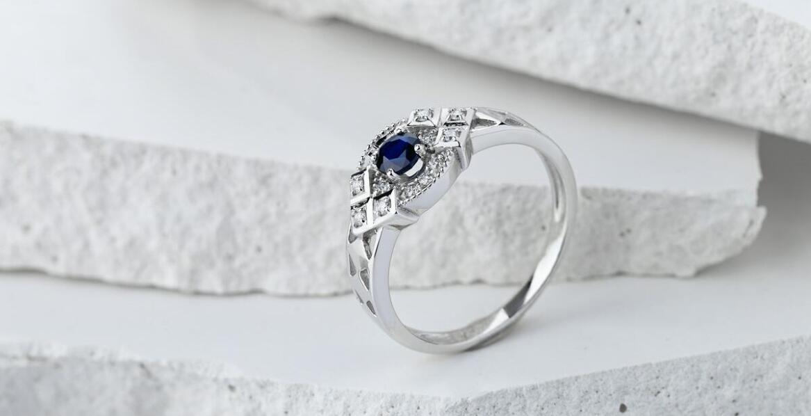 Pierścionki z bursztynem jako wyjątkowy element ślubnej stylizacji