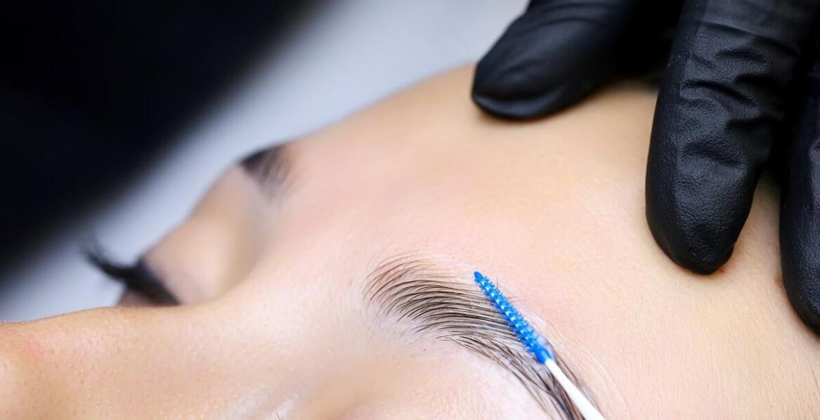 Regulacja brwi jako część kompleksowej oferty kosmetycznej w instytucie