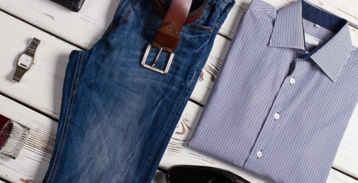 Jakie wzory koszul najlepiej komponują się z tanimi męskimi garniturami?