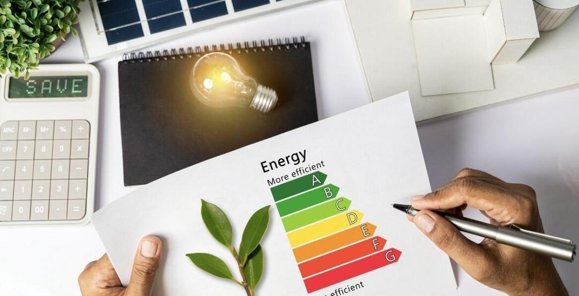 Jakie aspekty techniczne wpływają na wyniki certyfikatu energetycznego mieszkania?