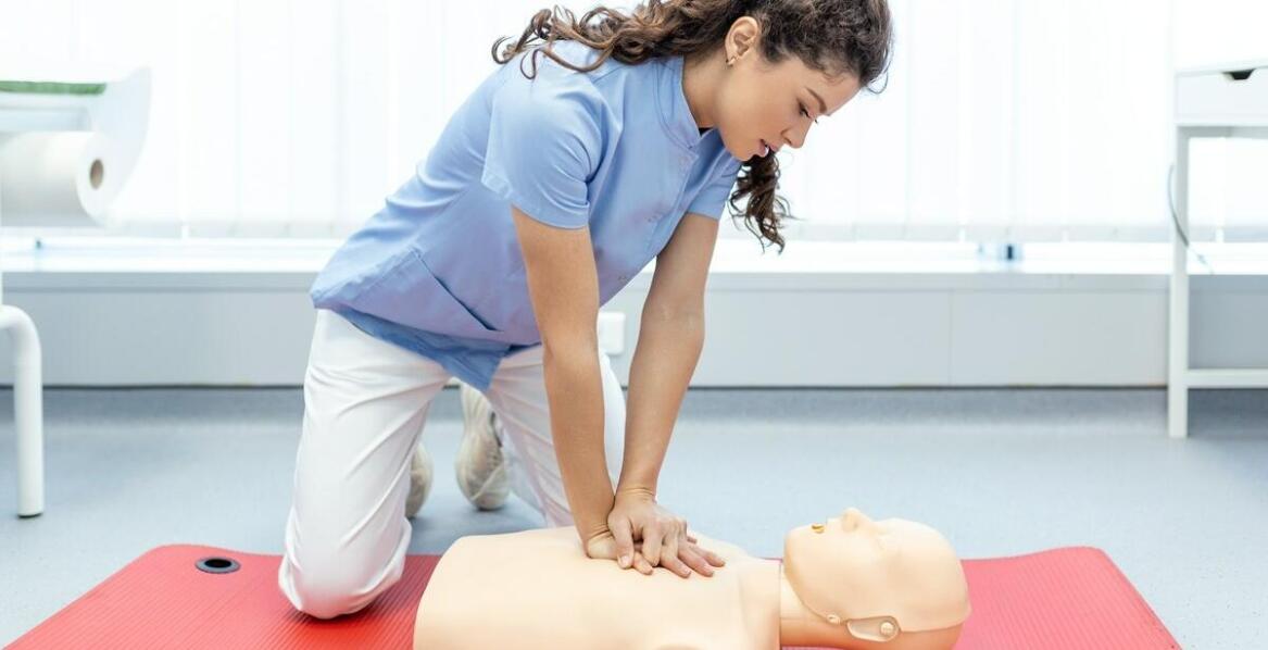 Manekin dziewczynki w szkoleniach z pierwszej pomocy – dlaczego warto go używać?