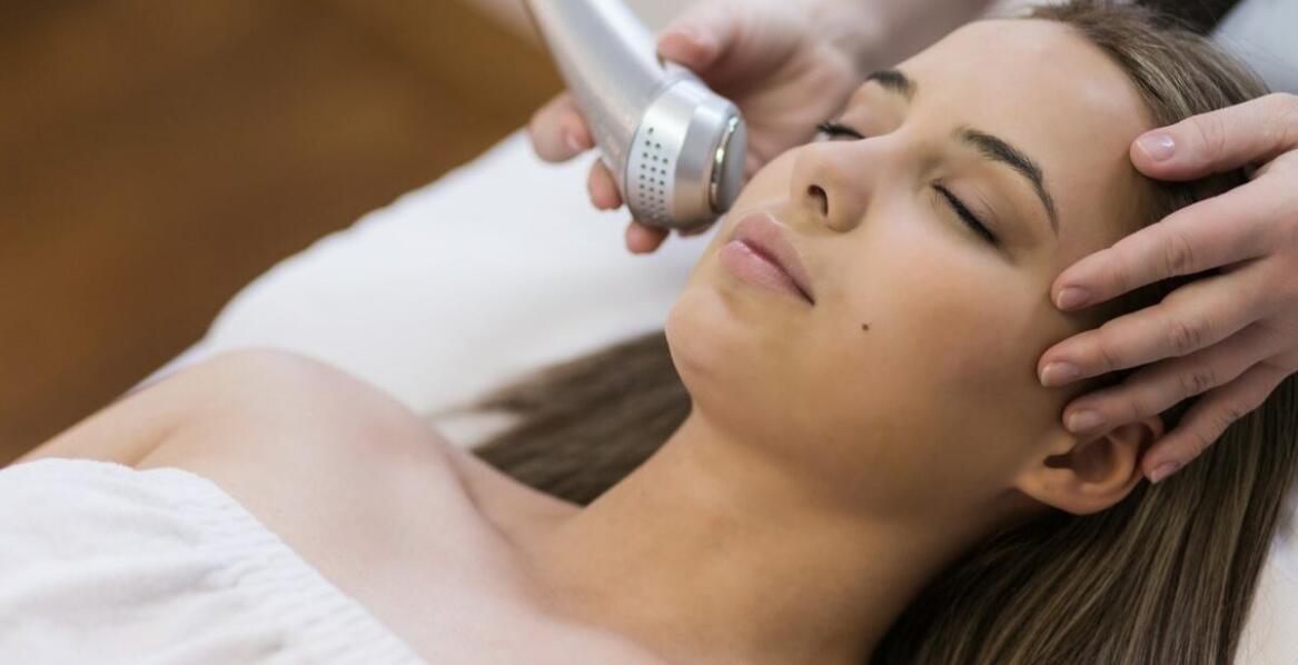 Mini masażer w procesie aktywnego odmładzania skóry