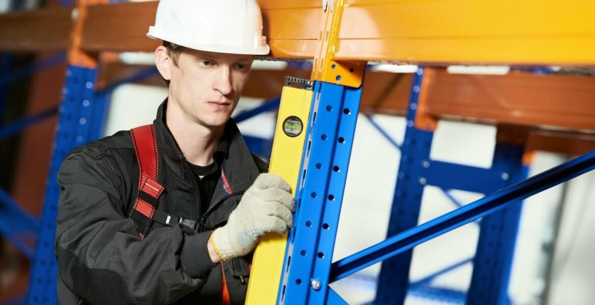 Na co zwrócić uwagę przy wyborze firmy do montażu regałów typu drive-in?