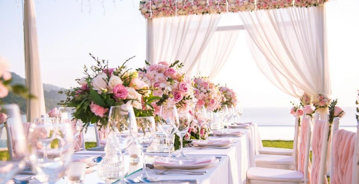 Jakie udogodnienia mogą zaoferować weselne namioty podczas uroczystości?