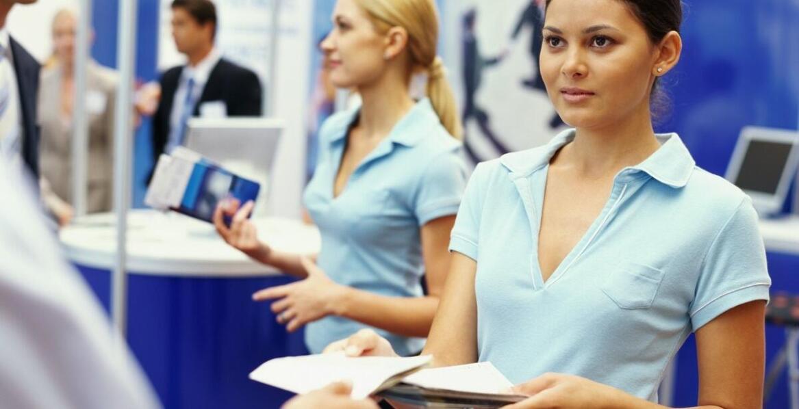 Zastosowanie stojaków z plexi A4 w przestrzeniach publicznych i ich wpływ na odbiór treści