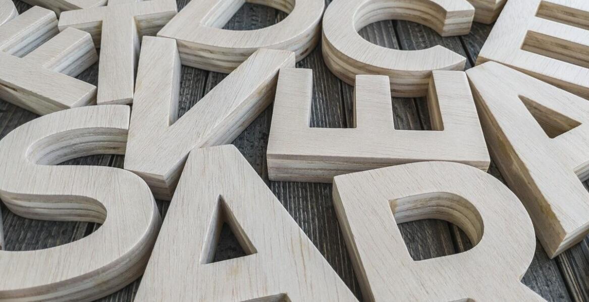 Dlaczego blokowe litery są popularnym wyborem wśród przedsiębiorców?