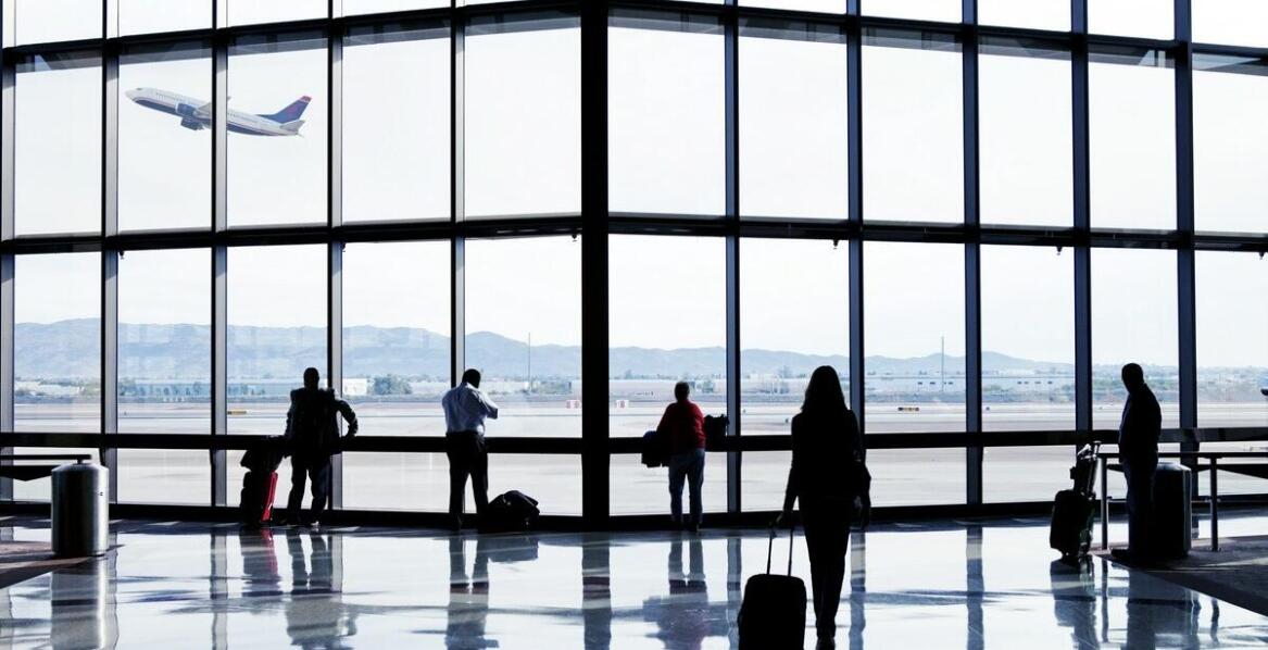 Jakie są opcje spędzenia czasu oczekiwania na lotnisku w Łodzi?