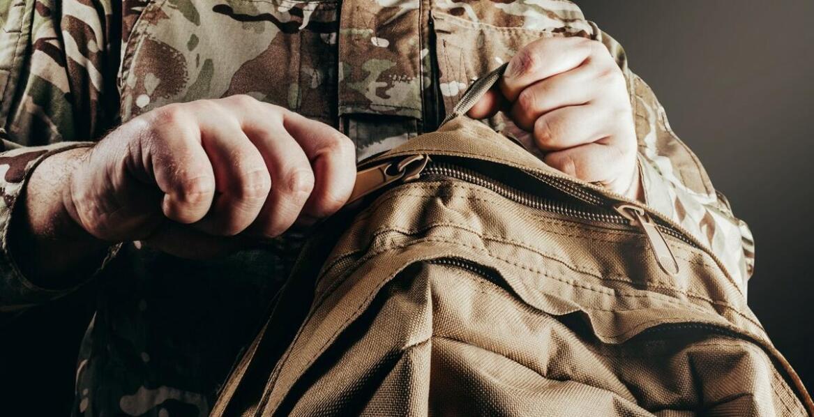 Wojskowy plecak 45l jako część wyposażenia ratowników w sytuacjach kryzysowych