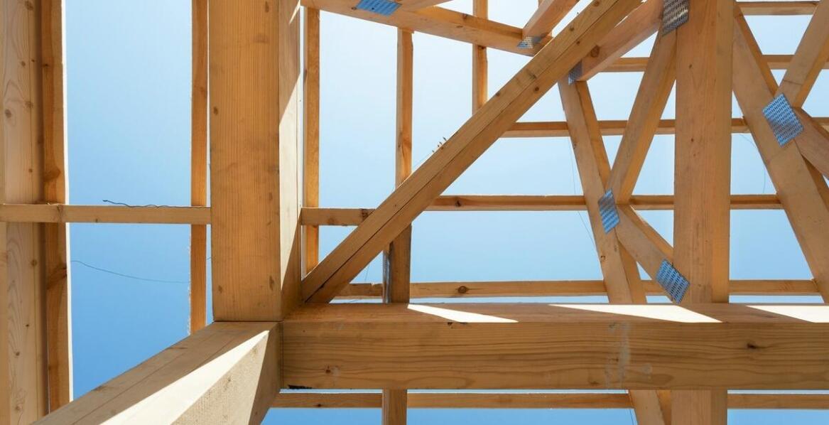 Kluczowe cechy konstrukcji dachowych drewnianych zapewniające izolację termiczną