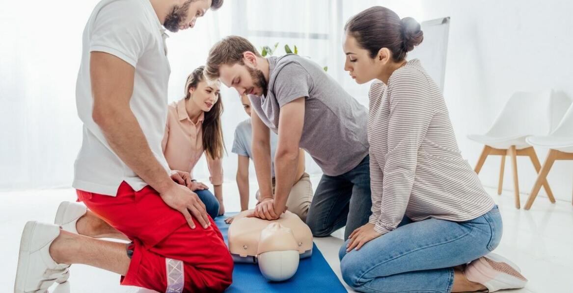 Szkolenia z pierwszej pomocy: jak przygotowuje pracowników na sytuacje awaryjne?