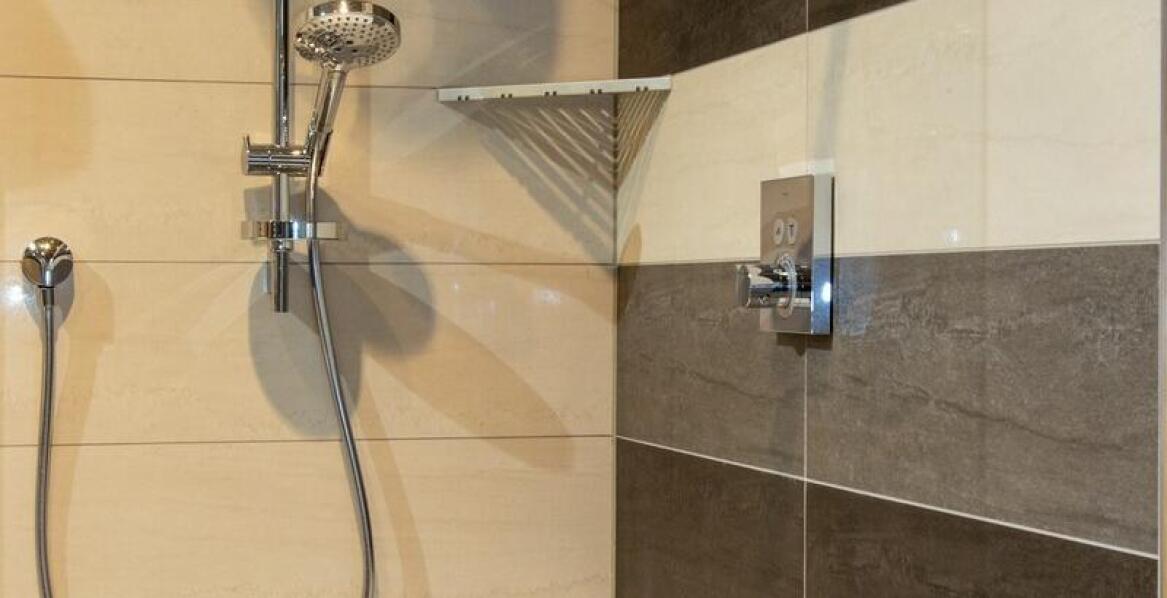 Wodoodporne ścienne panele a oszczędność czasu i kosztów remontu