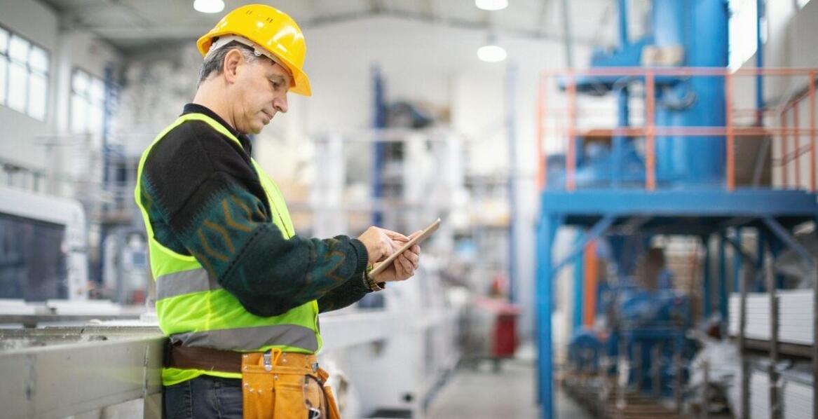 Nadzór BHP: Jakie strategie przyjąć, aby zminimalizować zagrożenia w miejscu pracy?