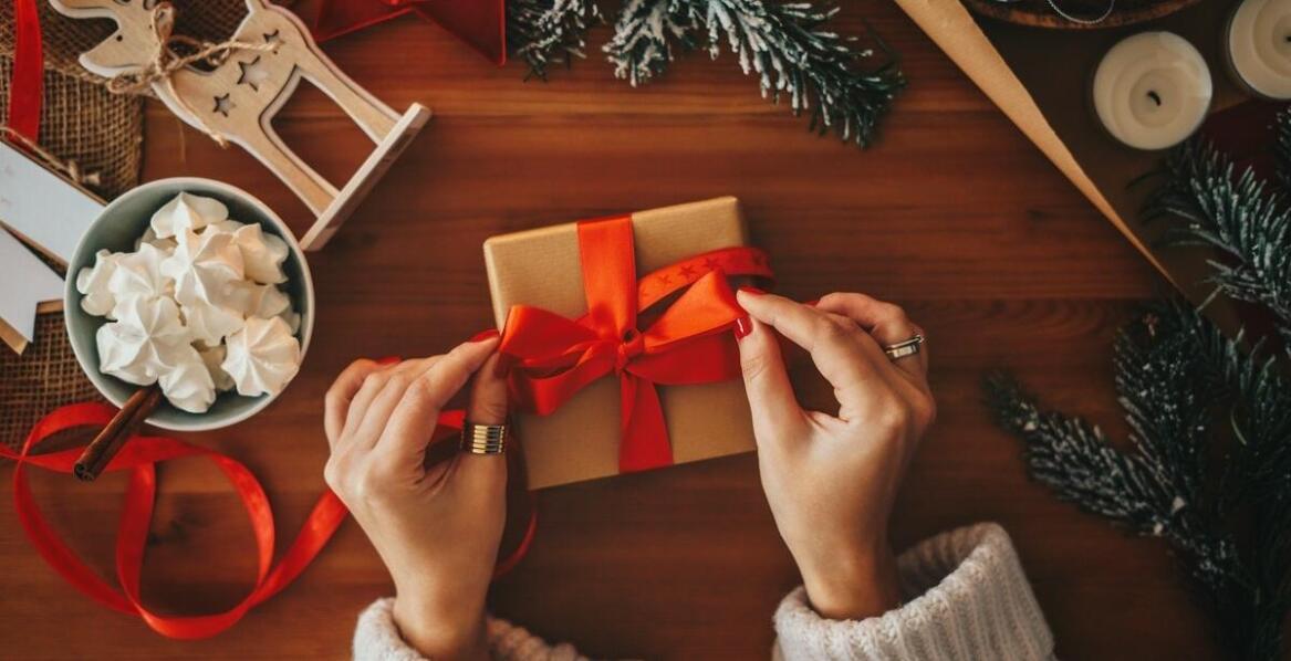 Rola dedykacji w tworzeniu osobistych prezentów dla dziadka i babci