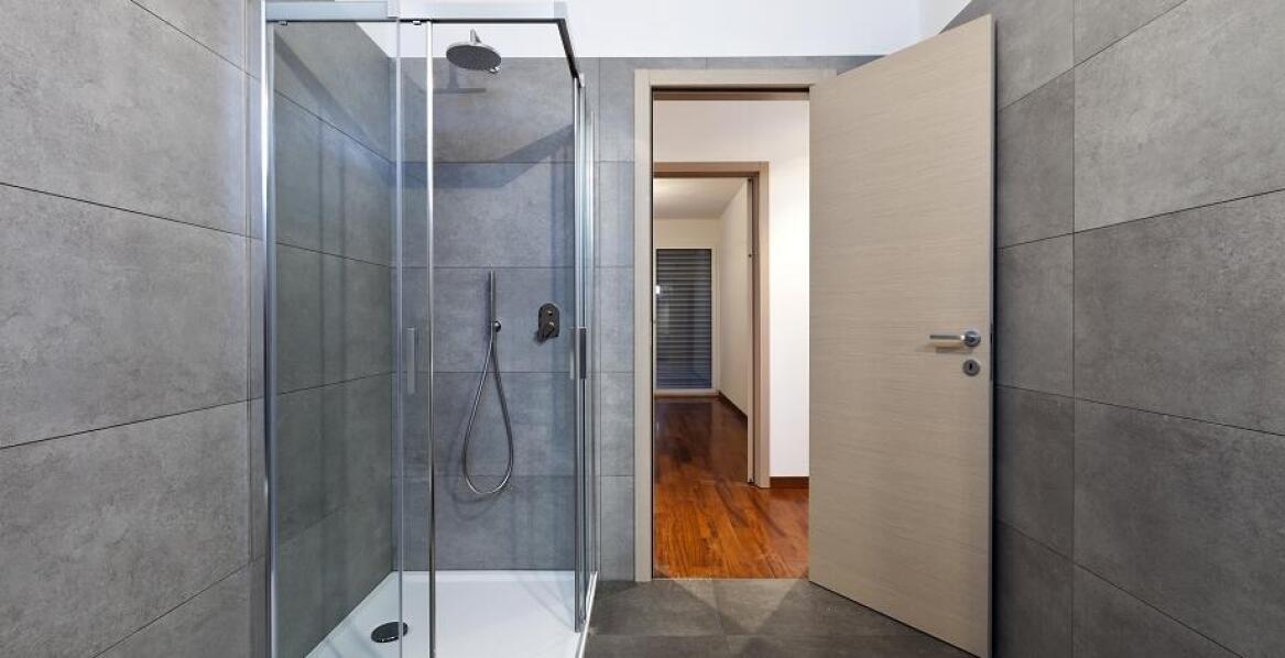 Różnorodność stylów i materiałów w kabinach kwadratowych