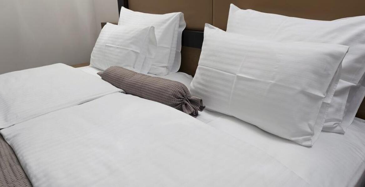 Jak kołdry hotelowe wpływają na jakość powietrza w pokoju?