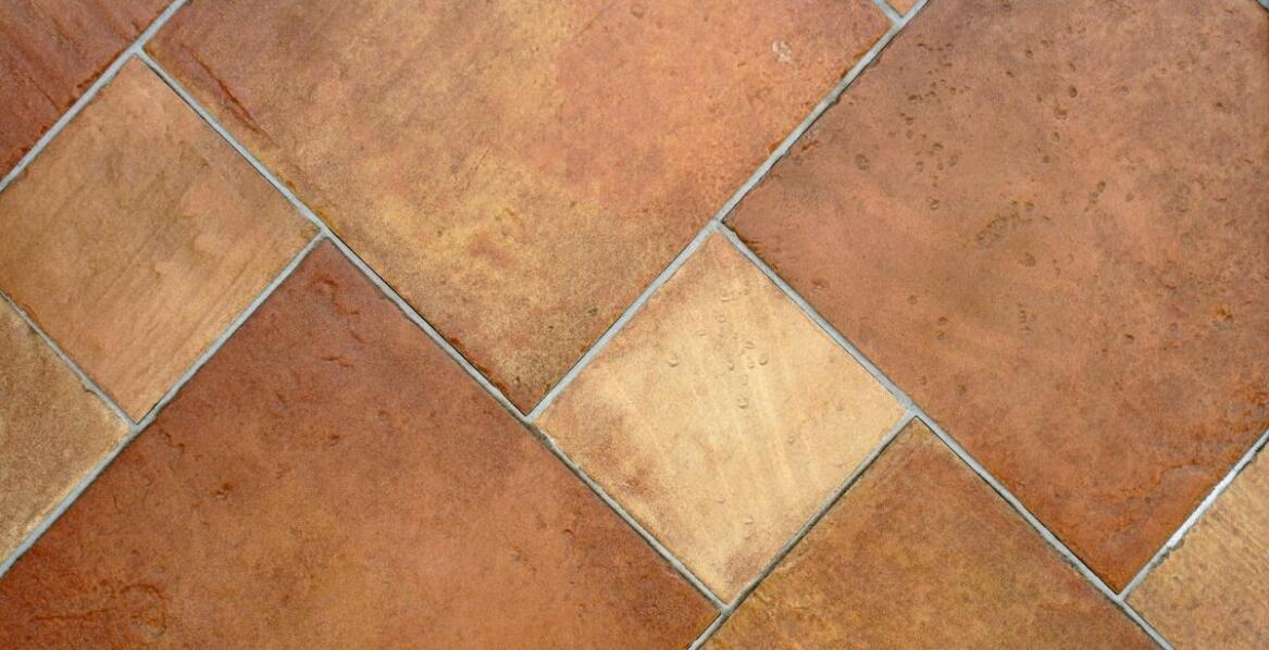 Porównanie terakoty i glazury – co wybrać do taniej łazienki?