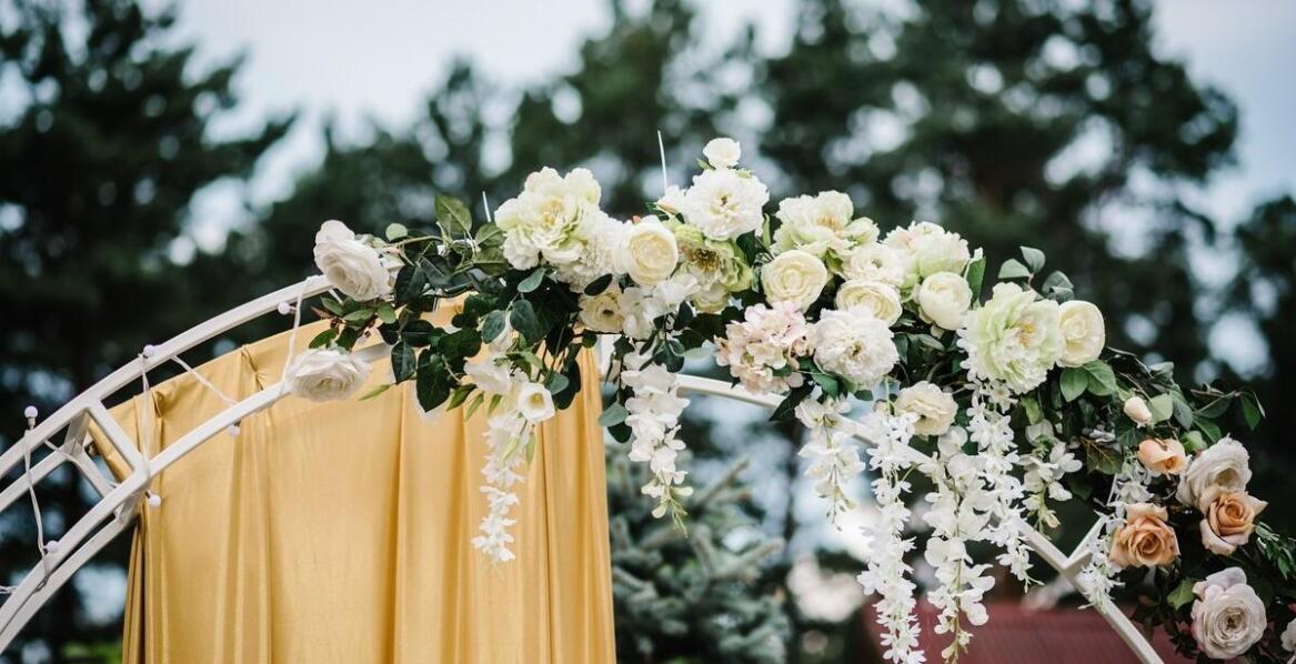 Jakie ślubne okrycia najlepiej sprawdzają się w plenerowych ceremoniach?