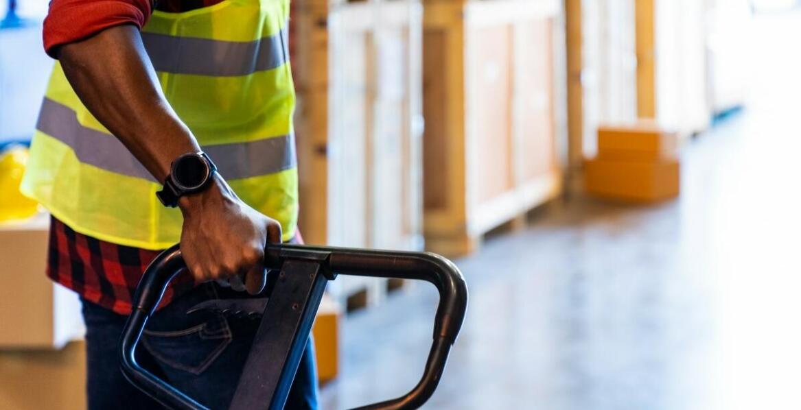 Wynajem widłowych wózków a czas realizacji magazynowych projektów