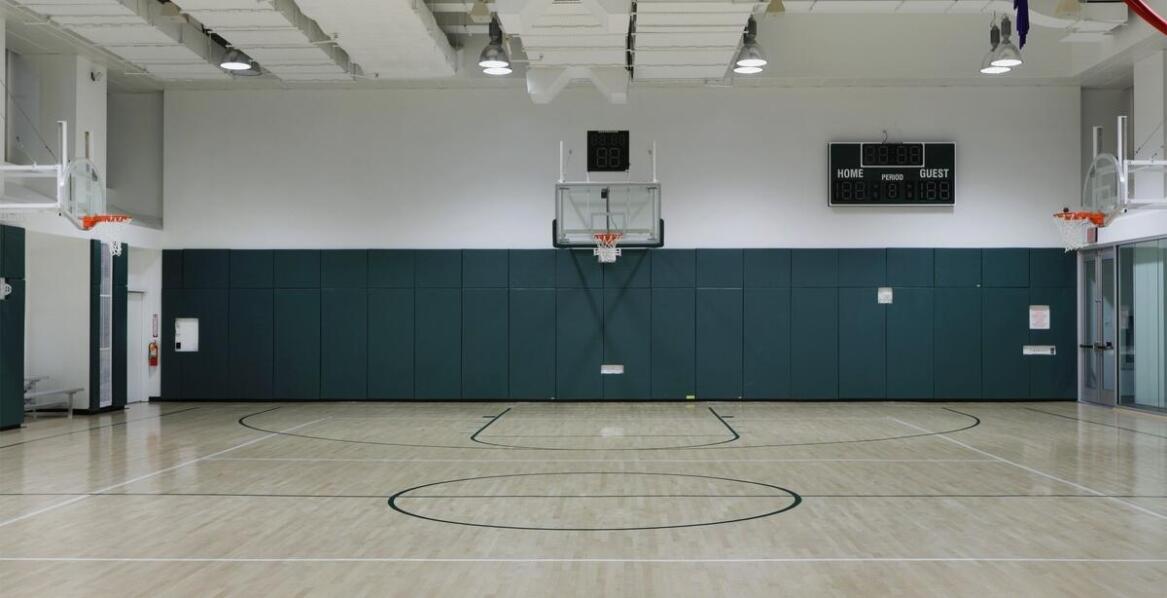 Jak wybrać odpowiedni kosz do gry w koszykówkę dla początkujących zawodników?