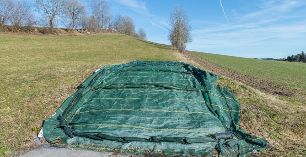 Zastosowanie kamuflażowych siatek w różnych porach roku – co warto wiedzieć?