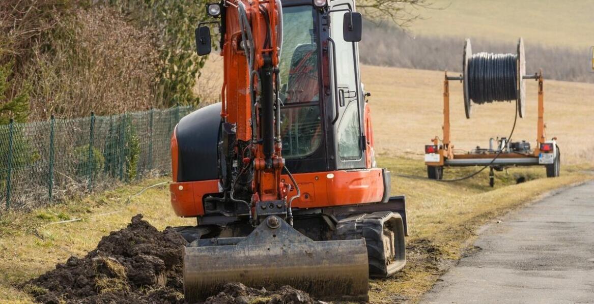 Jak innowacyjne technologie zwiększają bezpieczeństwo przy instalacji światłowodów?
