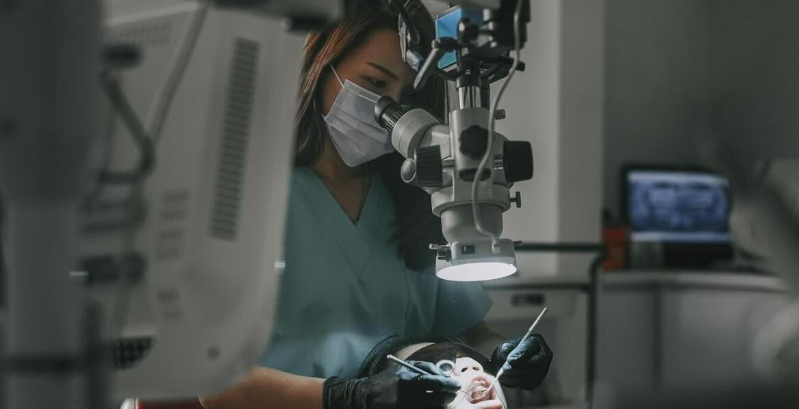 Laseroterapia w stomatologii - zalety nowoczesnych metod leczenia