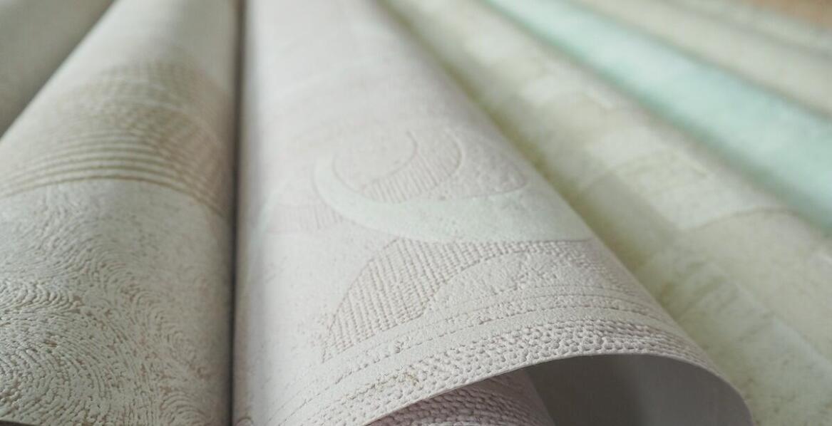 Różnorodność materiałów w produkcji zewnętrznych rolet – co oferuje rynek?