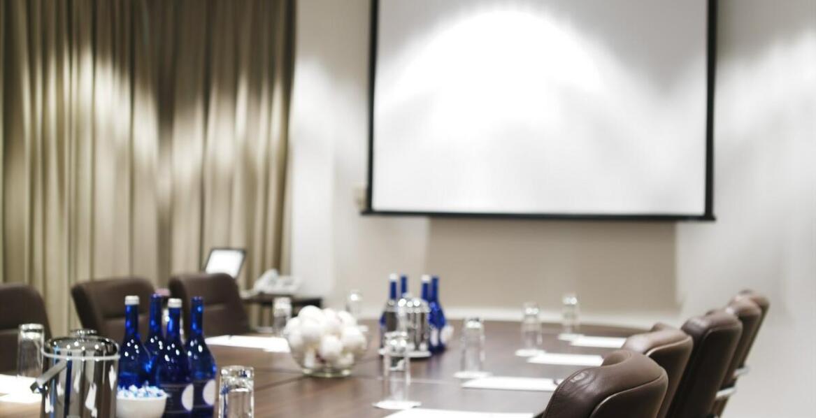 Czym wyróżniają się konferencyjne sale w hotelach przy plaży?