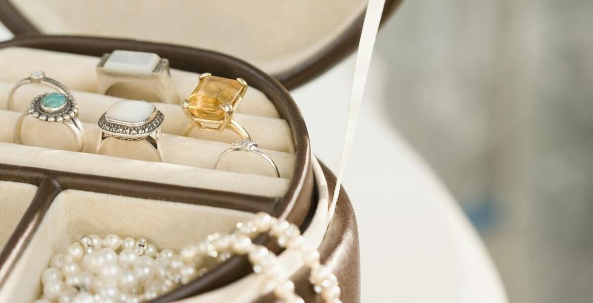 Jak skutecznie zamawiać biżuterię online z uwzględnieniem dostawy czasu?