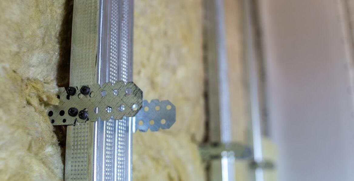 Wpływ akustycznej taśmy pod OSB na jakość akustyki w pomieszczeniach