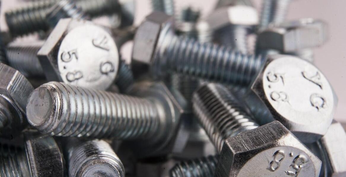 Wpływ odporności na korozję na trwałość metalowych złącznych wyrobów