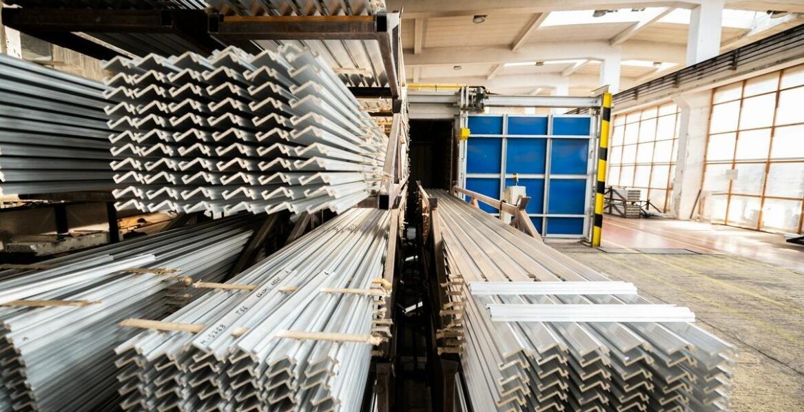 Jakie są kluczowe wyzwania przy modernizacji regałowych profili?