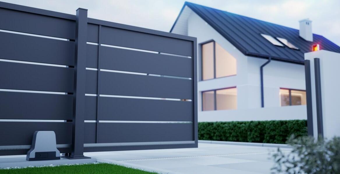 Bramy z stalowymi elementami: jak łączyć bezpieczeństwo z estetyką?