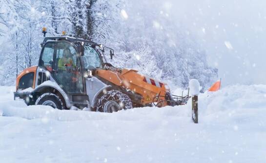 Zimowe utrzymanie terenów zieleni: znaczenie odśnieżania w Iwanowicach
