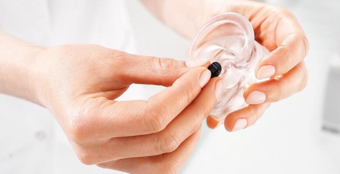 Rola darmowej opieki specjalistycznej przy użytkowaniu aparatów słuchowych