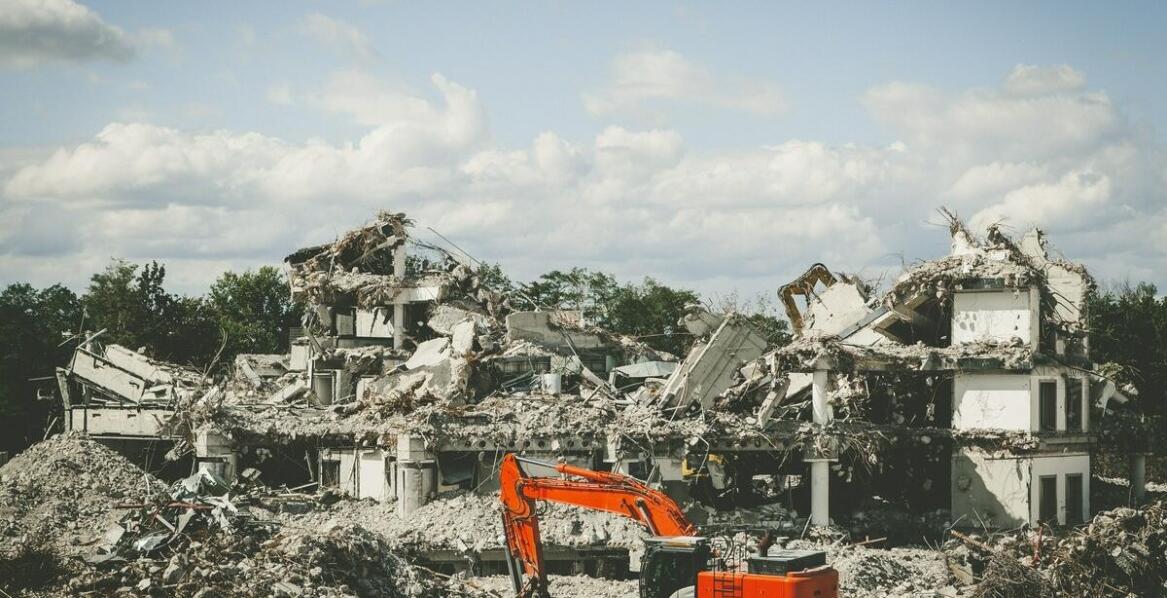 Jakie są najważniejsze aspekty bezpieczeństwa podczas rozbiórkowych prac?