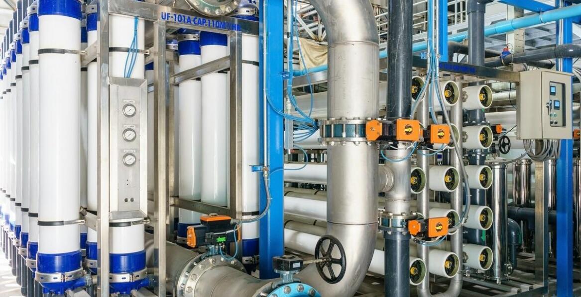 Skuteczność płukania wodnej instalacji w usuwaniu wapiennych osadów