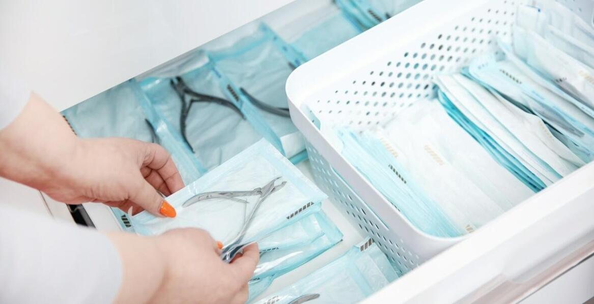 Jak medyczna szklana szafka wpływa na organizację przestrzeni w gabinecie?