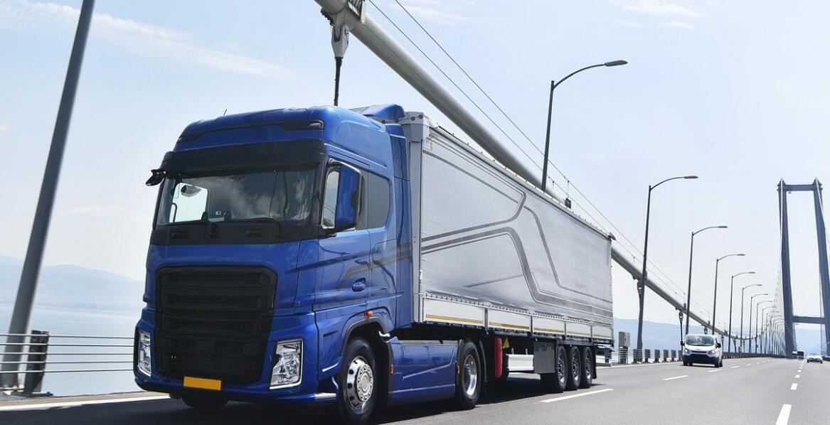 Dwuosiowe przyczepy w transporcie międzynarodowym – kluczowe aspekty