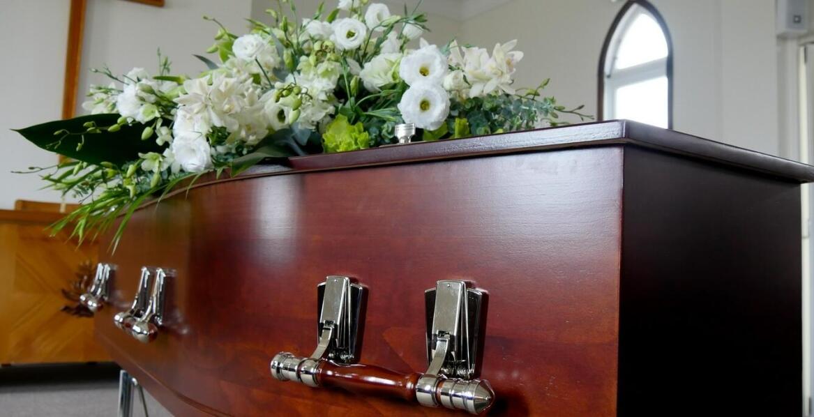 Jakie są różnice między tradycyjnym pogrzebem a urnowym?