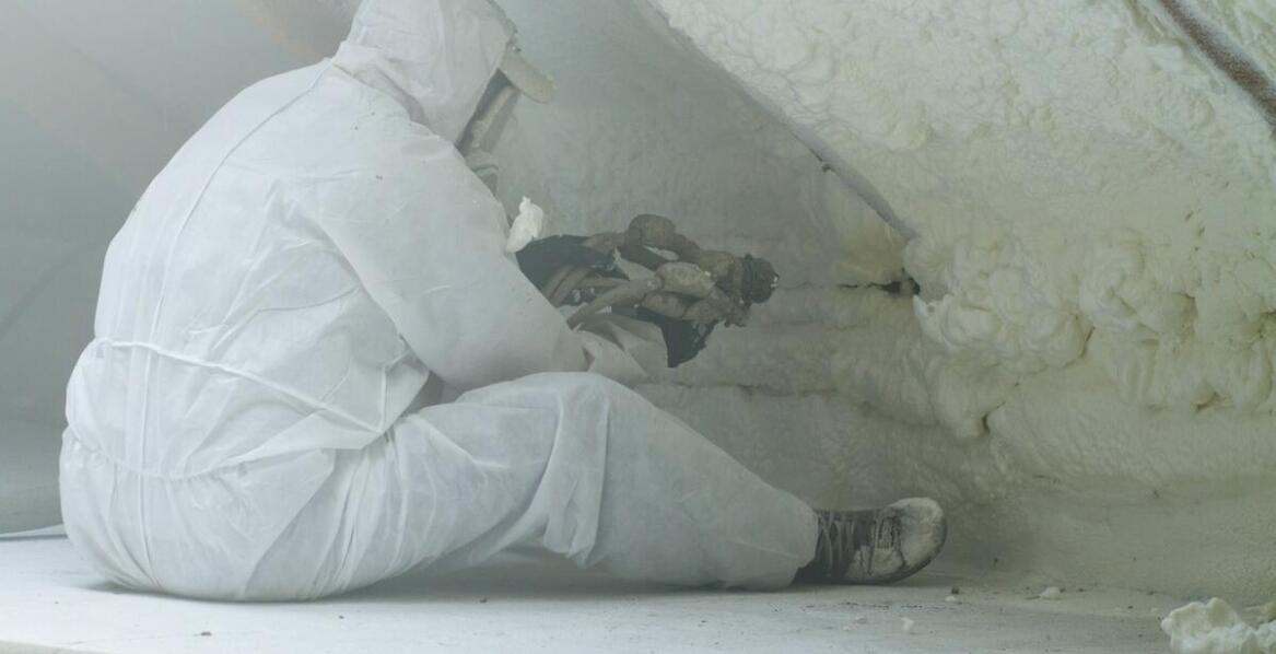 Dlaczego wybór profesjonalnej firmy do ocieplania pianką poddaszy jest kluczowy?