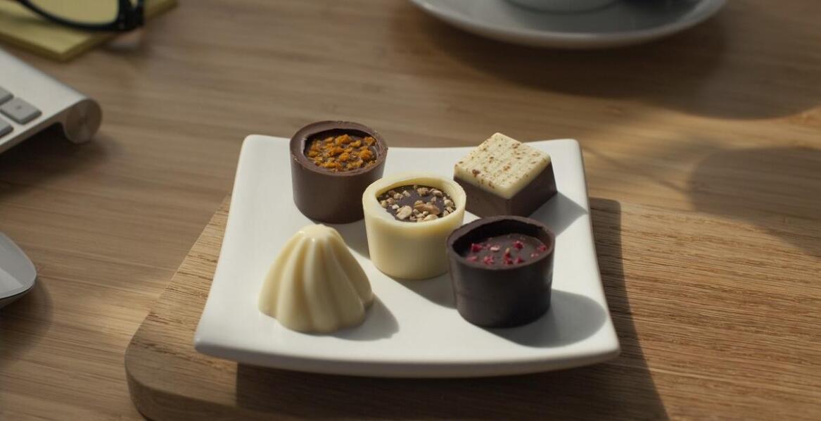 Jak suszone śliwki w czekoladzie podkreślają smak wyrafinowanych deserów?