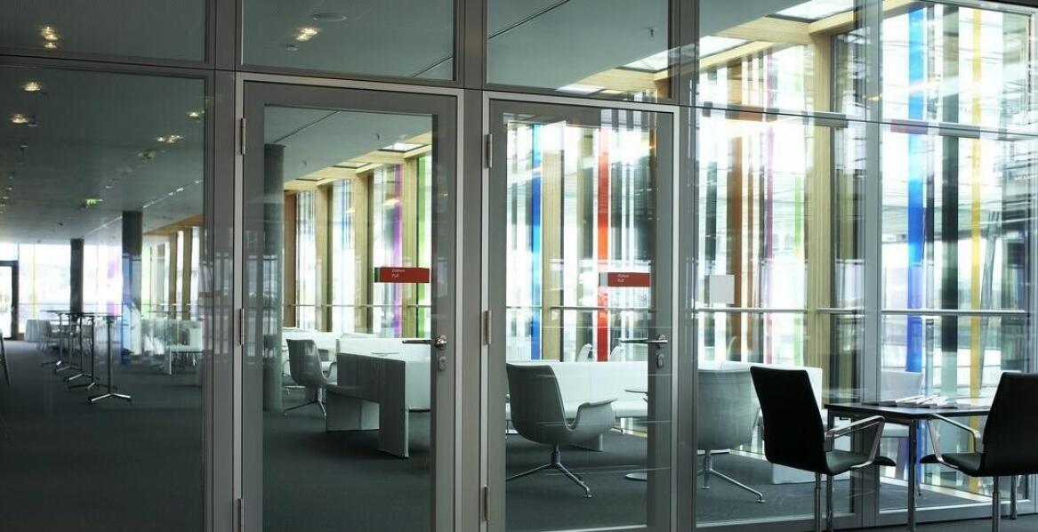 Estetyczne rozwiązania: drzwi szklane w biurze