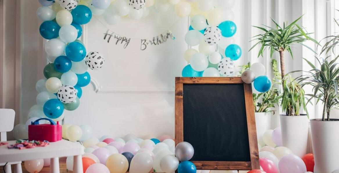 Jak wykorzystać lateksowe balony do stworzenia filmowej scenografii?