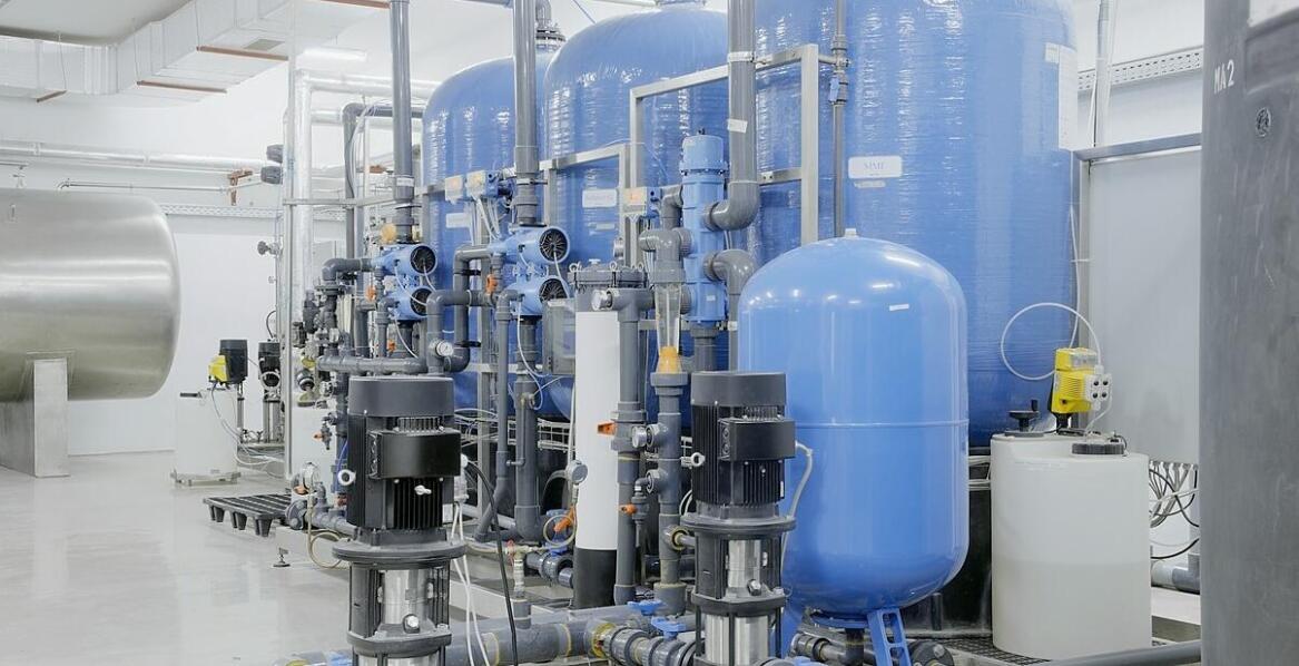 Demineralizacja wody w przemyśle – jakie technologie warto zastosować?