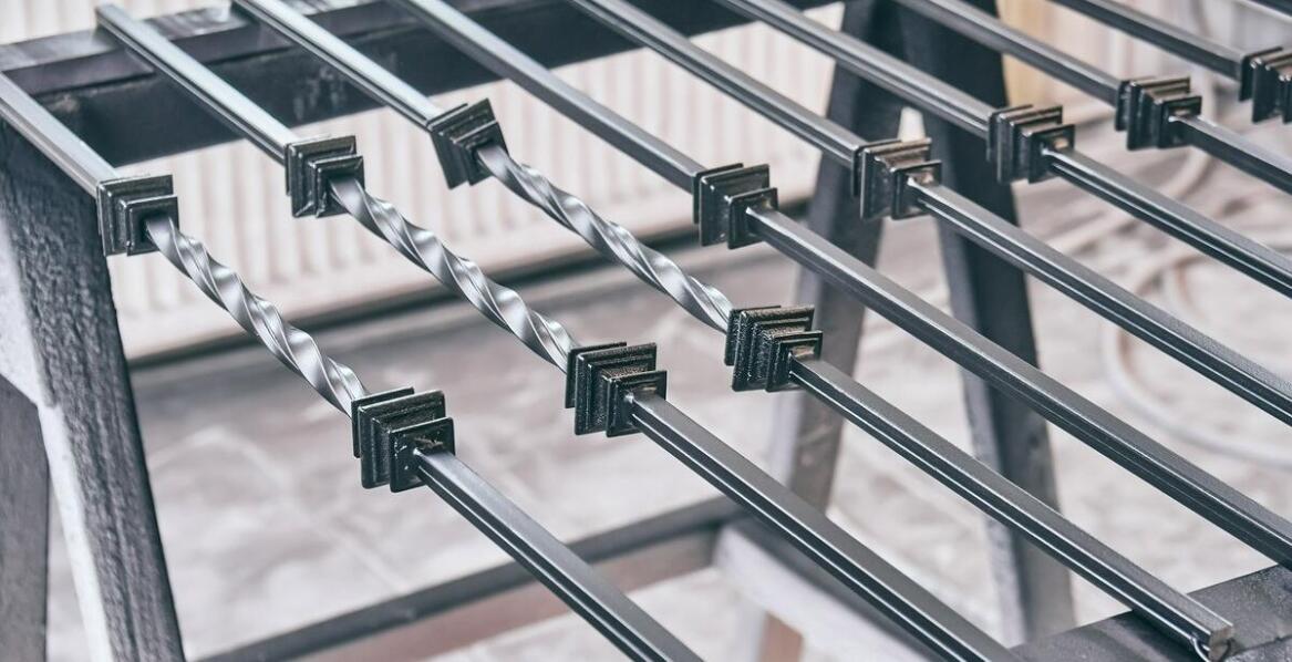 Jakie są estetyczne i praktyczne korzyści ze stosowania daszków na słupki?