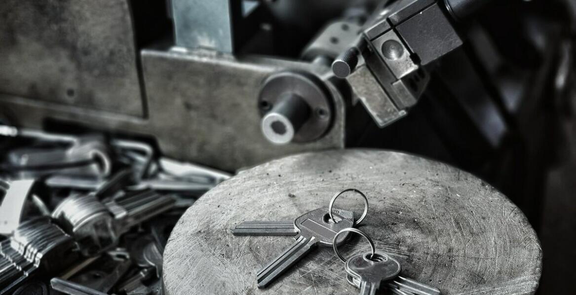 Zastosowanie żeliwnych i mosiężnych kłódek w różnych branżach